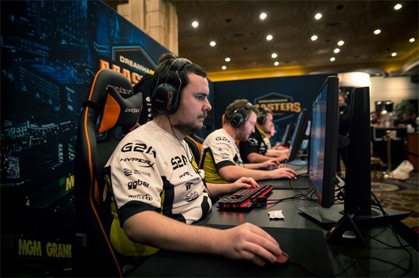 的年薪约为 的年薪约为